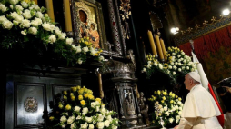 Papież Franciszek podczas modlitwy w Kaplicy Cudownego Obrazu na Jasnej Górze. 28.07.2016. Fot. PAP/L. Szymański