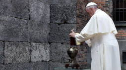 Papież Franciszek zapala lampę przy Ścianie Śmierci w Auschwitz. Fot. PAP/R. Pietruszka 