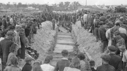 Pogrzeb ofiar pogromu kieleckiego. Kielce, 08.07.1946. Fot. PAP/CAF