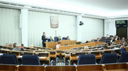 Dr Jarosław Szarek odpowiada na pytania podczas posiedzenia Senatu. Fot. PAP/L. Szymański