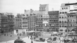 Odbudowa Rynku Starego Miasta. Warszawa, czerwiec 1953 r. Fot. PAP/CAF/S. Dąbrowiecki