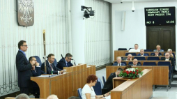 Dr Jarosław Szarek (L) odpowiada na pytania podczas posiedzenia Senatu. Fot. PAP/L. Szymański
