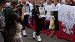 Kondukt pogrzebowy, który przeszedł z Bazyliki Mariackiej na Cmentarz Garnizonowy. Fot. PAP/R. Jocher