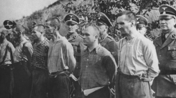 Polacy oczekujący na egzekucję. 1939-1945 . Fot. NAC