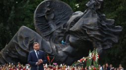 Prezydent Andrzej Duda podczas uroczystości przed pomnikiem "Polegli Niepokonani 1939-1945". Fot. PAP/R. Guz