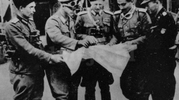 Dowódcy oddziałów wschodnich, w środku d-ca 209. kozackiego bat. Schutzmannschaften płk Siergiej Krakowskij. Źródło: CAW