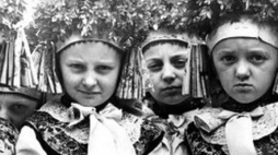 Grupa dziewczynek w rozbarskich strojach z wieńcami na głowach. Bytom-Rozbark, 1956 r. Źródło: Zbiory MGB