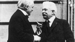 Premier W. Brytanii George David Lloyd (p) i premier Włoch Wittorio Orlando. Wersal, 1919.06.28. Źródło: NAC 