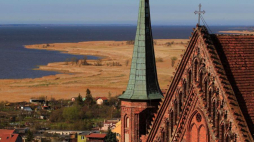 Katedra we Fromborku - panorama z wieży Radziejowskiego. Fot. PAP/T. Waszczuk