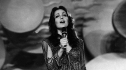 Irena Jarocka podczas występu na Festiwalu Piosenki Żołnierskiej. 1973 r. Fot. PAP/CAF/S. Kraszewski 