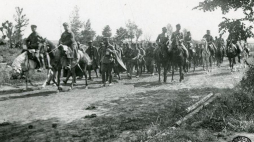 I Brygada wkracza do Czeremoszna po bitwie pod Kostiuchnówką- (P) J.Piłsudski i K.Sosnkowski. 10.7.1916. Źródło: CAW/WBH