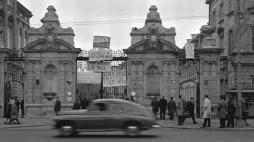 Brama główna Uniwersytetu Warszawskiego. Marzec 1968. Fot. PAP/T. Zagoździński