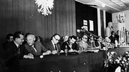 Mieczysław Jagielski i Lech Wałęsa podpisują Porozumienie Gdańskie. 31.08.1980. Fot.PAP/CAF/Z. Trybek