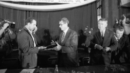 Podpisanie porozumienia pomiędzy Międzyzakładowym Komitetem Strajkowym w Szczecinie i Komisją Rządową. Od lewej: Marian Jurczyk i Kazimierz Barcikowski. 30.08.1980 r. Fot. PAP/CAF/J. Undro