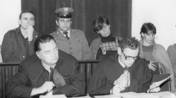 Od lewej: Zbigniew Romaszewski, Zofia Romaszewska, Danuta Jadczak. Obrońcy: mec. Jan Olszewski i mec. Jacek Taylor. Fot. PAP/G. Rogiński