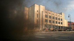 2006 r. Inscenizacja walk powstańczych o budynek PWPW. Fot. PAP/T. Gzell