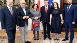 Marszałek Sejmu i członkowie RMN przed pierwszym posiedzeniem Rady Mediów Narodowych. Fot. PAP/B. Zborowski 