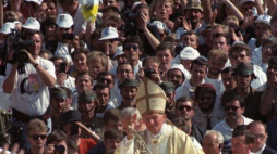 Papież Jan Paweł II podczas VI Światowych Dni Młodzieży. Częstochowa 15.08.1991. Fot. PAP/W. Jabłonowski