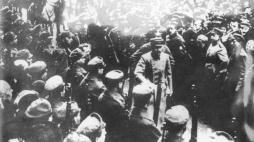Naczelnik Państwa Józef Piłsudski w drodze na otwarcie pierwszego posiedzenia Sejmu Ustawodawczego. Źródło: NAC 