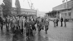 Wspólne posiedzenie Międzyzakładowego Komitetu Strajkowego Stoczni w Szczecinie i Komisji Rządowej. 30.08.1980 r.  Fot. PAP/CAF/J. Undro