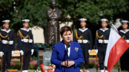 Premier Beata Szydło podczas uroczystości złożenia kwiatów przed pomnikiem Anny Walentynowicz. Fot. PAP/A. Warżawa
