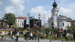 Pielgrzymi, uczestnicy ŚDM, zwiedzają Wadowice, rodzinne miasto Jana Pawła II. Fot. PAP/S. Rozpędzik