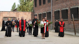 Premier Beata Szydło podczas uroczystości w b. obozie Auschwitz w 75 rocznicę śmierci św. Maksymiliana Kolbego. Fot. PAP