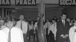 Uroczystość wręczenia 1400 legitymacji PZPR i tysięcznej legitymacji ZMS. Warszawa, 1969.11.18. Fot. PAP/CAF/M. Szperko