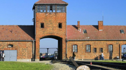  Auschwitz II-Birkenau, Brama Śmierci. Fot. PAP/J. Ochoński 