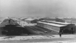 Auschwitz II-Birkenau. Fragment odcinka BII z drewnianymi barakami. Fot. Państwowe Muzeum Auschwitz-Birkenau