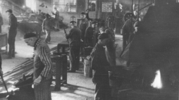 Auschwitz I. Więźniowie zatrudnieni w obozwej ślusarni (1942-1943). Fot. Państwowe Muzeum Auschwitz-Birkenau
