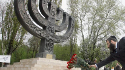 Pomnik Menorah w Babim Jarze koło Kijowa. Fot. PAP/EPA