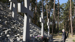 Minister spraw zagranicznych Witold Waszczykowski składa wieniec na Polskim Cmentarzu Wojennym w Kijowie - Bykowni.  Fot. PAP/P. Supernak
