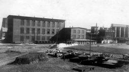 Jeden z oddziałów Państwowej Fabryki Związków Azotowych w Chorzowie. 1927 r. Fot. NAC