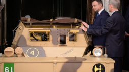 Prezydent Andrzej Duda zwiedza wystawę poświęconą pojazdowi "Dingo" podczas wizyty w siedzibie starej misji RP przy ONZ w Nowym Jorku. Fot. PAP/J. Turczyk