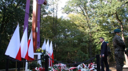 Prezydent Andrzej Duda (2P) składa wieniec w miejscu kaźni na polanie "Hubertus". Fot. PAP/K. Świderski