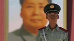 Chiński żołnierz przed portretem Mao Zedonga na placu Tiananmen w Pekinie. Fot. PAP/EPA