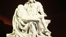 Kopia rzeźby Michała Anioła "Pieta watykańska" na wystawie "Maria Mater Misericordiae" w Muzeum Narodowym w Krakowie. Fot. PAP/S. Rozpędzik