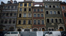 Odremontowane fasady kamienic na rynku Starego Miasta, w których ponownie otwarte zostanie Muzeum Warszawy. Fot. PAP/J. Kamiński 