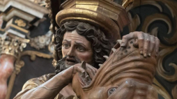 Samson walczący z lwem - rzeźba z gotyckiej Bazyliki Katedralnej w Pelplinie. Fot. PAP/G. Michałowski 