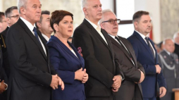 Premier B. Szydło, minister energii K. Tchórzewski, szef śląsko-dąbrowskiej Solidarności D. Kolorz, przewodniczący NSZZ "Solidarność" P. Duda, wiceprzewodniczący NSZZ "Solidarność" w JSW R. Brudziński, podczas mszy św. w kościele NMP Matki Kościoła w Jastrzębiu-Zdroju. Fot. PAP/J. Bednarczyk