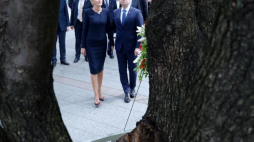 Prezydent Andrzej Duda z żoną Agatą Kornhauser-Dudą składają kwiaty przy pomniku 9/11 Memorial upamiętniającym ofiary ataku terrorystycznego na World Trade Center w Nowy Jorku. Fot. PAP/J. Turczyk