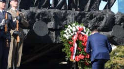 Prezydent Andrzej Duda złożył wieniec i zapalił znicz przed pomnikiem Poległym i Pomordowanym na Wschodzie. Fot. PAP/B. Zborowski 