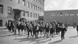 Dzieci na dziedzińcu pierwszej „Tysiąclatki”. Czeladź, 09.1959 r. Fot. PAP/CAF/K. Seko