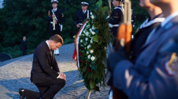 Prezydent Andrzej Duda składa kwiaty przed Pomnikiem Obrońców Wybrzeża na Westerplatte. Fot. PAP/A. Warżawa
