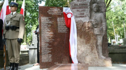 Odsłonięcie Panteonu Żołnierzy Wyklętych (L) i grobowca rodziny Bronarskich na cmentarzu miejskim przy ul. Kobylińskiego w Płocku. Fot. PAP/M. Bednarski