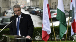 Charge d’affaires ambasady RP w Budapeszcie Michał Andrukonis podczas uroczystości odsłonięcia pomnika polskiej solidarności i pomocy dla Węgier podczas rewolucji 1956 r. Fot. PAP/EPA