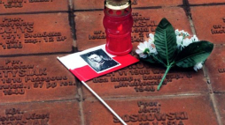 Tabliczki z nazwiskami pomordowanych polskich oficerów na cmentarzu ofiar NKWD w Charkowie. Fot. PAP/J. Turczyk