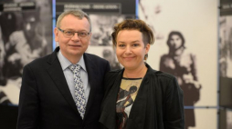 Pisarka Elżbieta Cherezińska oraz wydawca Tadeusz Zysk. Fot. PAP/J. Turczyk