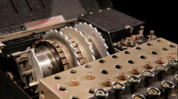 Niemiecka maszyna szyfrująca Enigma. Fot. PAP/T. Waszczuk